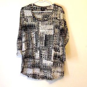 Size 1x metallic gold; black and white 3/4 sleeves. Never worn.